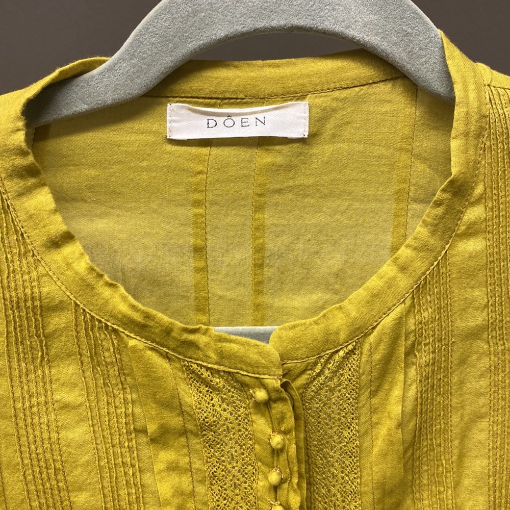 DOEN Crew neck lovely detail blouse size medium